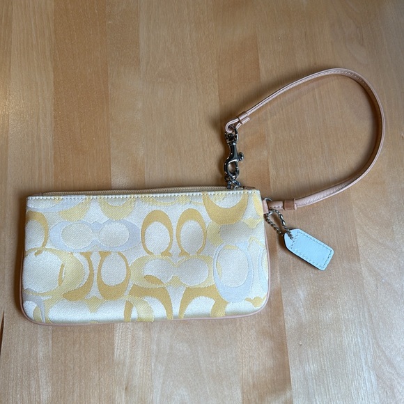🌼💛Vintage Y2K pale yellow signature coach wristlet/wallet! 💛🌼 - Picture 4 of 12